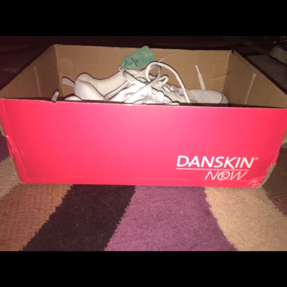 Danskin Now Sneakers — Size Women’s 7.5 —- NEW WITH TAGS - Picture 6 of 8